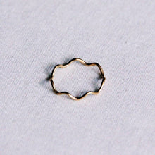 Load image into Gallery viewer, Stainless steel minimalist wave ring - gold
