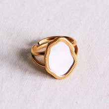 Load image into Gallery viewer, Statement ring with oval stone - mother of pearl
