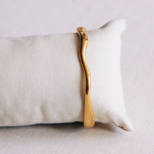 Load image into Gallery viewer, Bangle wave small - gold
