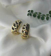 Load image into Gallery viewer, Sophia Gold Chunky Hoops
