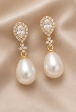 Load image into Gallery viewer, Celine Pearl Crystal Teardrop Pearl Earring
