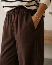 Load image into Gallery viewer, Mary Chocolate Barrel Jean

