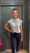 Load image into Gallery viewer, Feria FS056-2 Blouse
