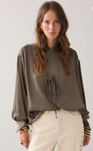 Load image into Gallery viewer, Summum Silky Green blouse
