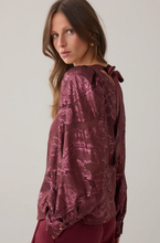 Load image into Gallery viewer, Summum Silky Jacquard Top
