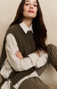 Yasmine Ribbed sleeveless sweater with side buckles