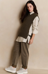 Yasmine Ribbed sleeveless sweater with side buckles
