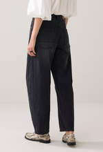 Load image into Gallery viewer, Summum Cocoon Fit Black Cotton Jeans
