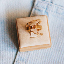 Load image into Gallery viewer, Stainless steel minimalist wave ring - gold
