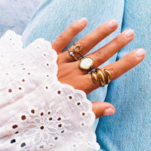 Load image into Gallery viewer, Statement ring with oval stone - mother of pearl
